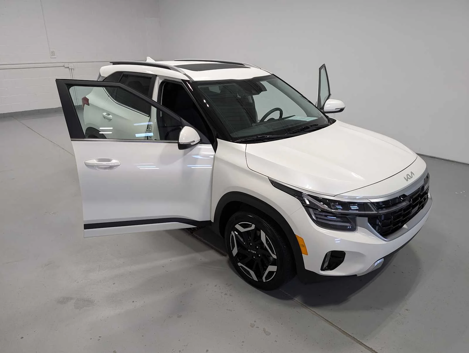 Used 2024 Snow White Pearl Kia SX image 16