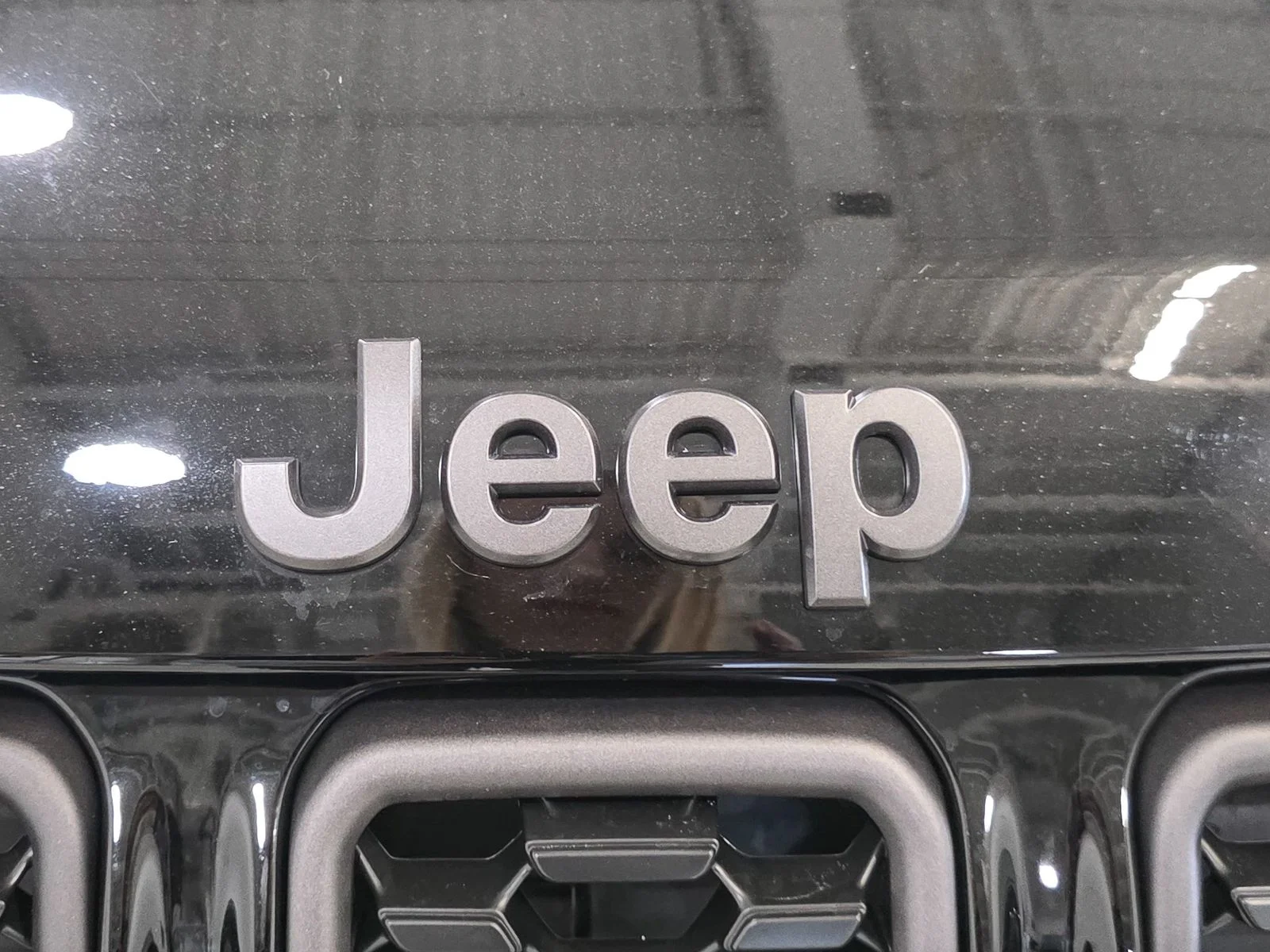New 2026 Diamond Black Crystal Pearl-Coat Exterior Paint Jeep Latitude image 13