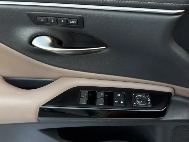 2025 Lexus ES 350 - Photo 22