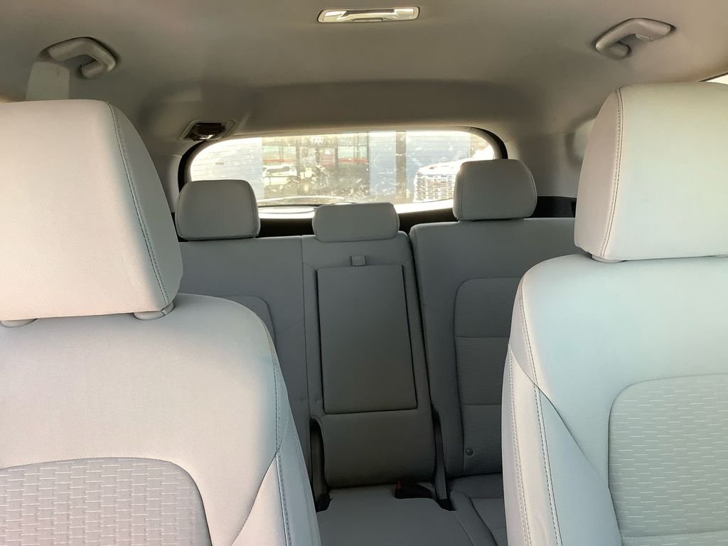 Used 2020 White Hyundai SE image 25