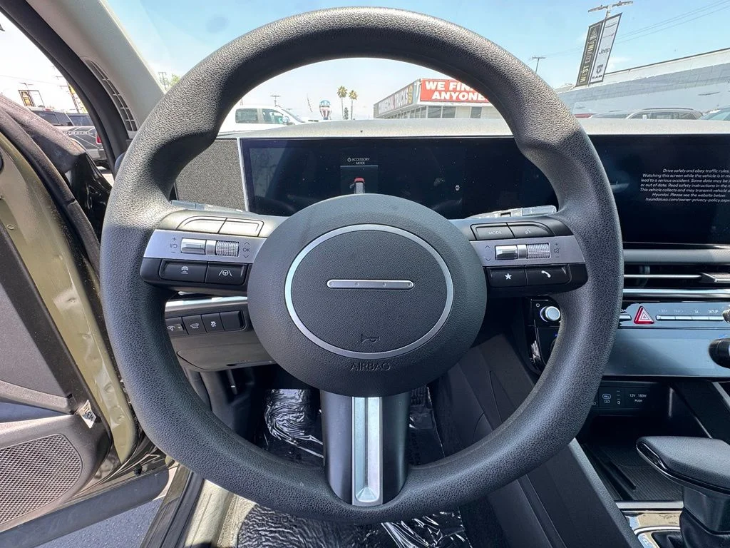 Used 2025 Green Hyundai SEL image 18