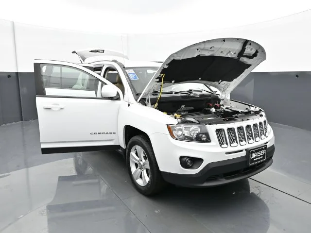 Used 2016 Bright White Clearcoat Jeep Latitude image 39