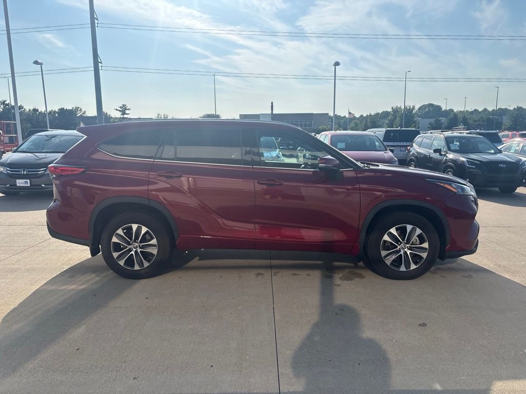 Used 2020 Pearl Toyota XLE image 3