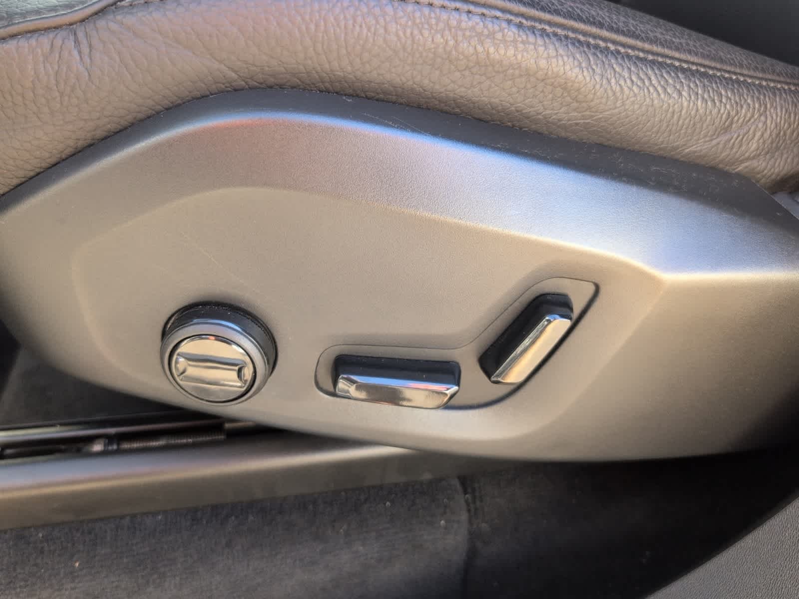 Used 2024 Silver Dawn Metallic Volvo Plus Bright Theme image 24