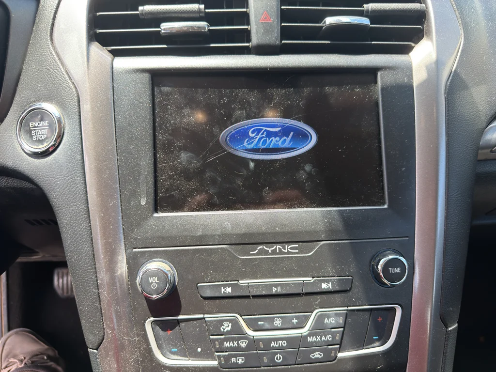 Used 2019 Oxford White Ford SE image 9