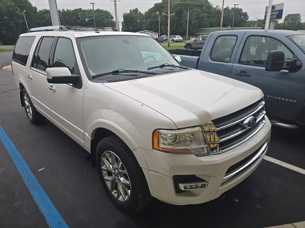 Used 2015  Ford Limited image 2