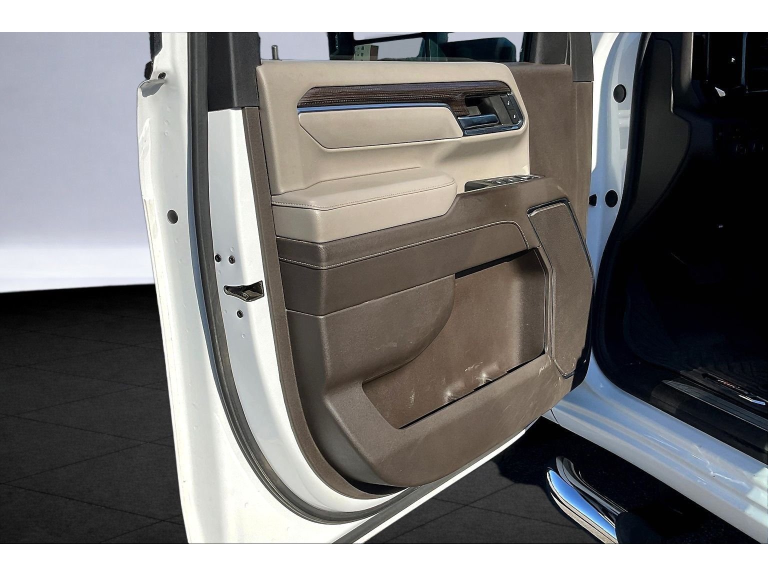Used 2024 Summit White Chevrolet LT image 16