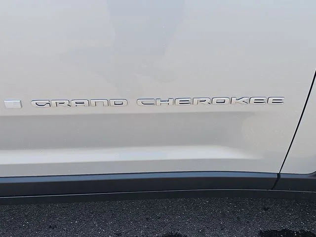 Used 2024 Silver Jeep Limited image 33