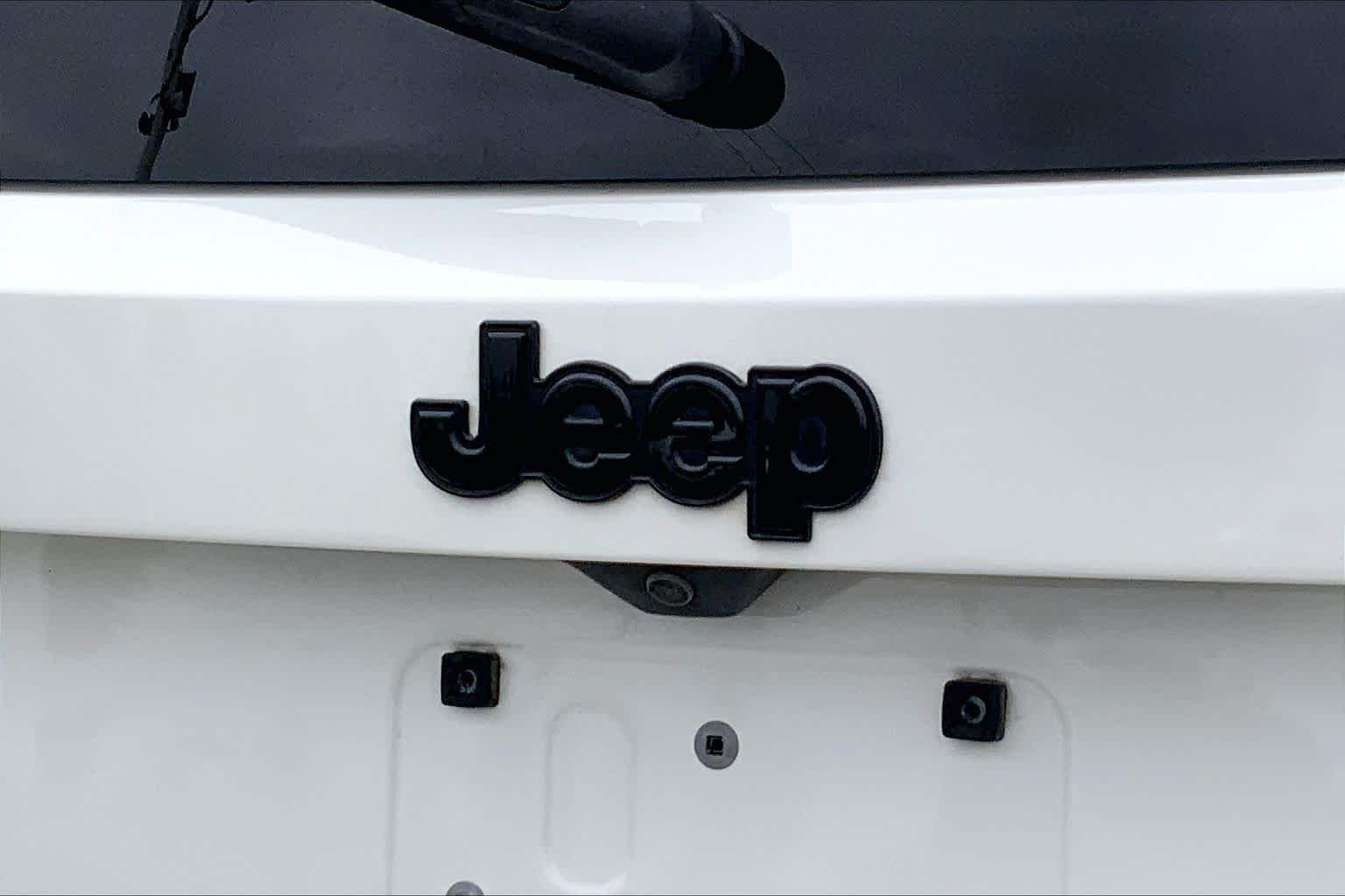Used 2023 Alpine White Clearcoat Jeep Altitude image 27