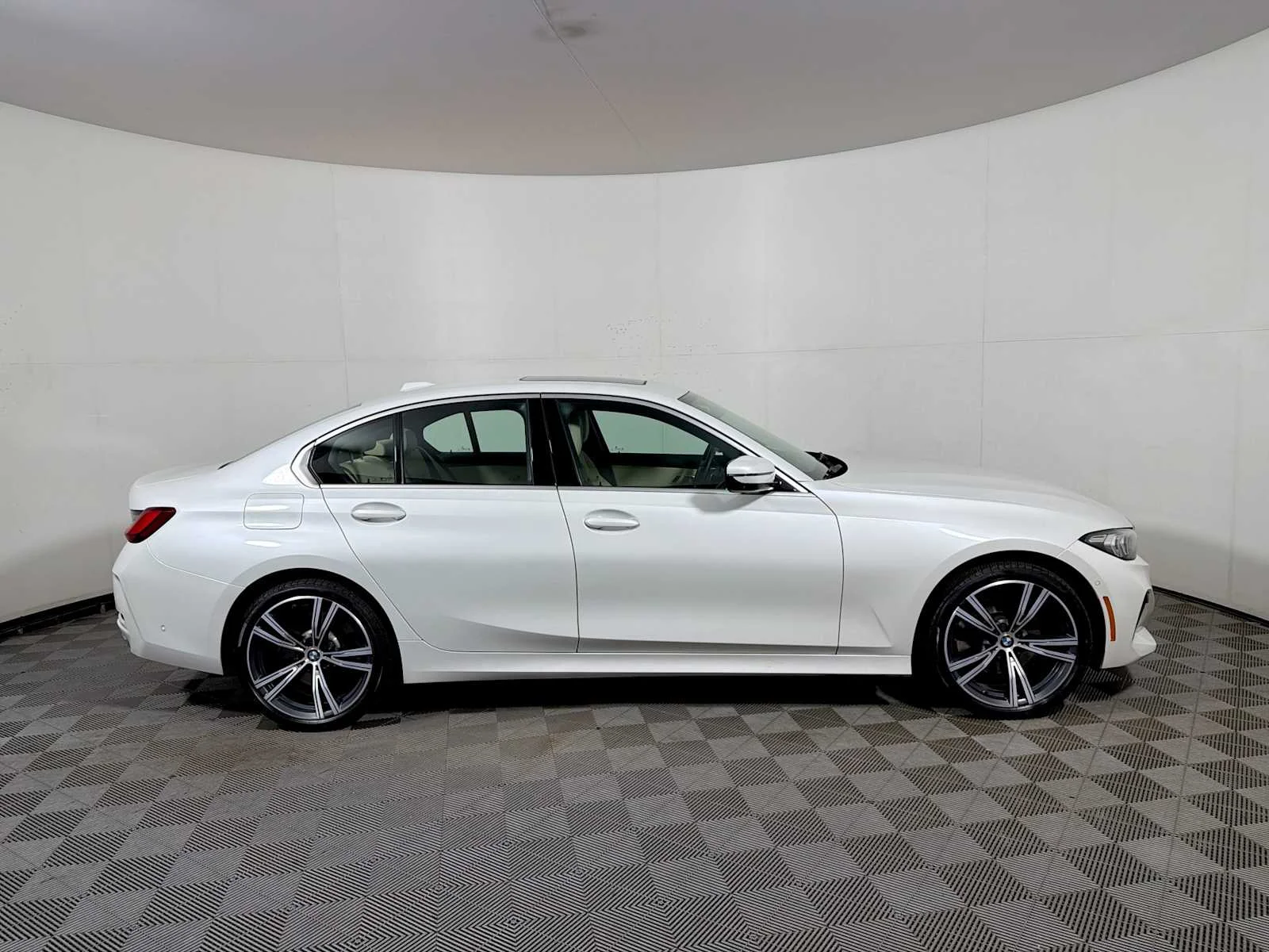 2024 BMW 3 Series 330i - Photo 7