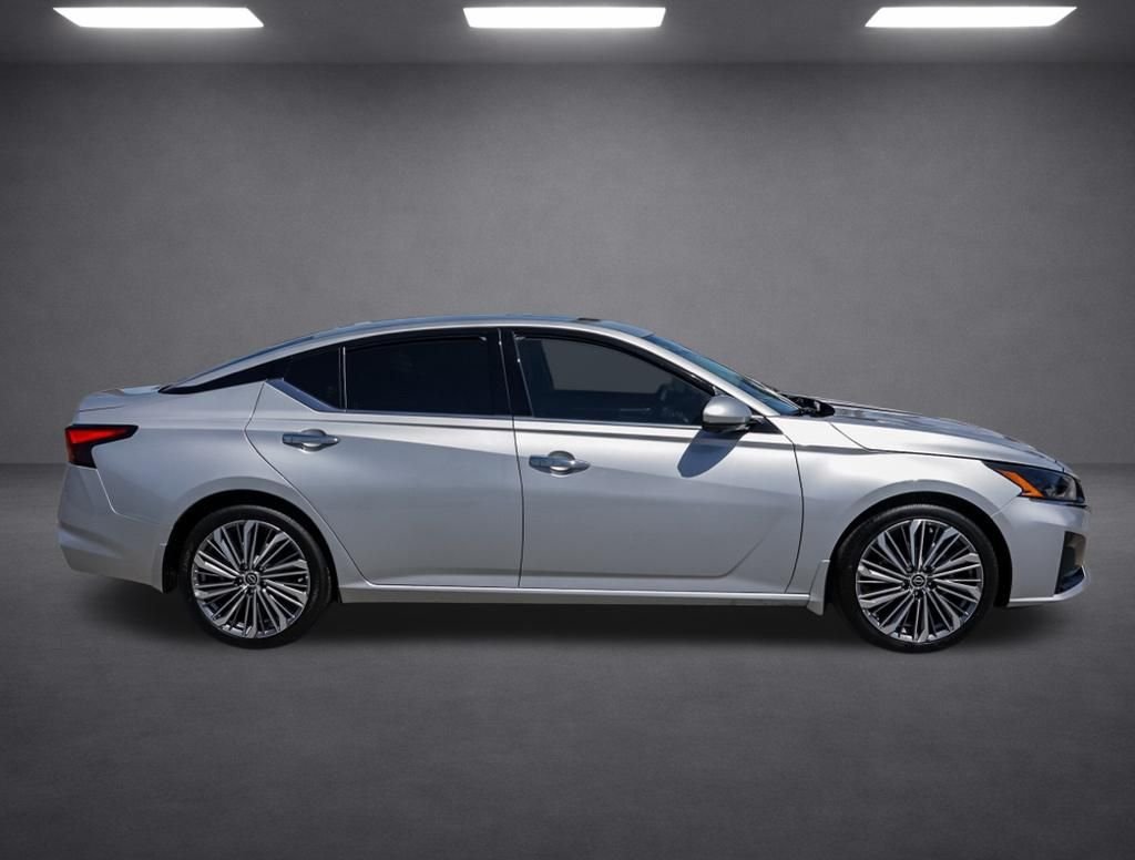 Used 2025 Silver Nissan 2.5 SL image 2