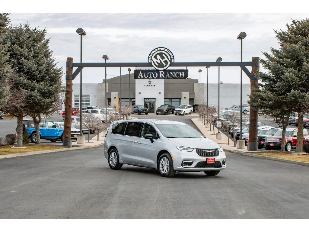 2026 Chrysler Pacifica Select AWD's photo