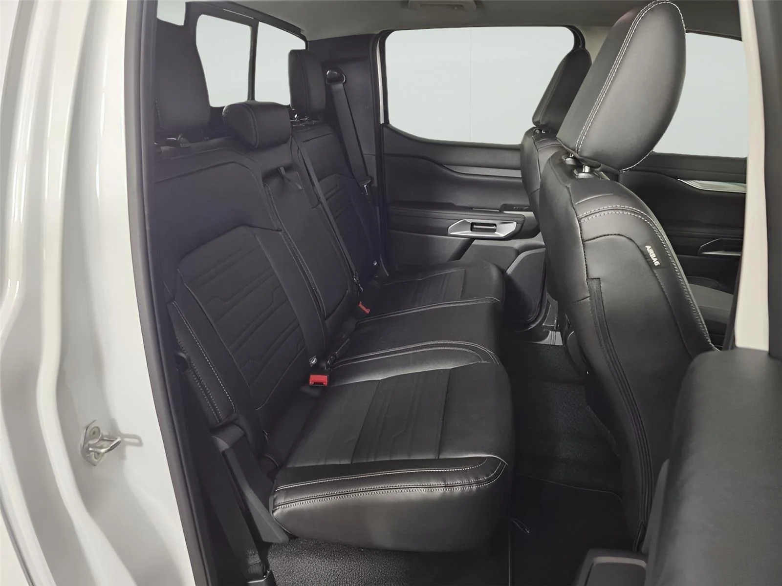 Used 2025 Oxford White Ford LARIAT image 19