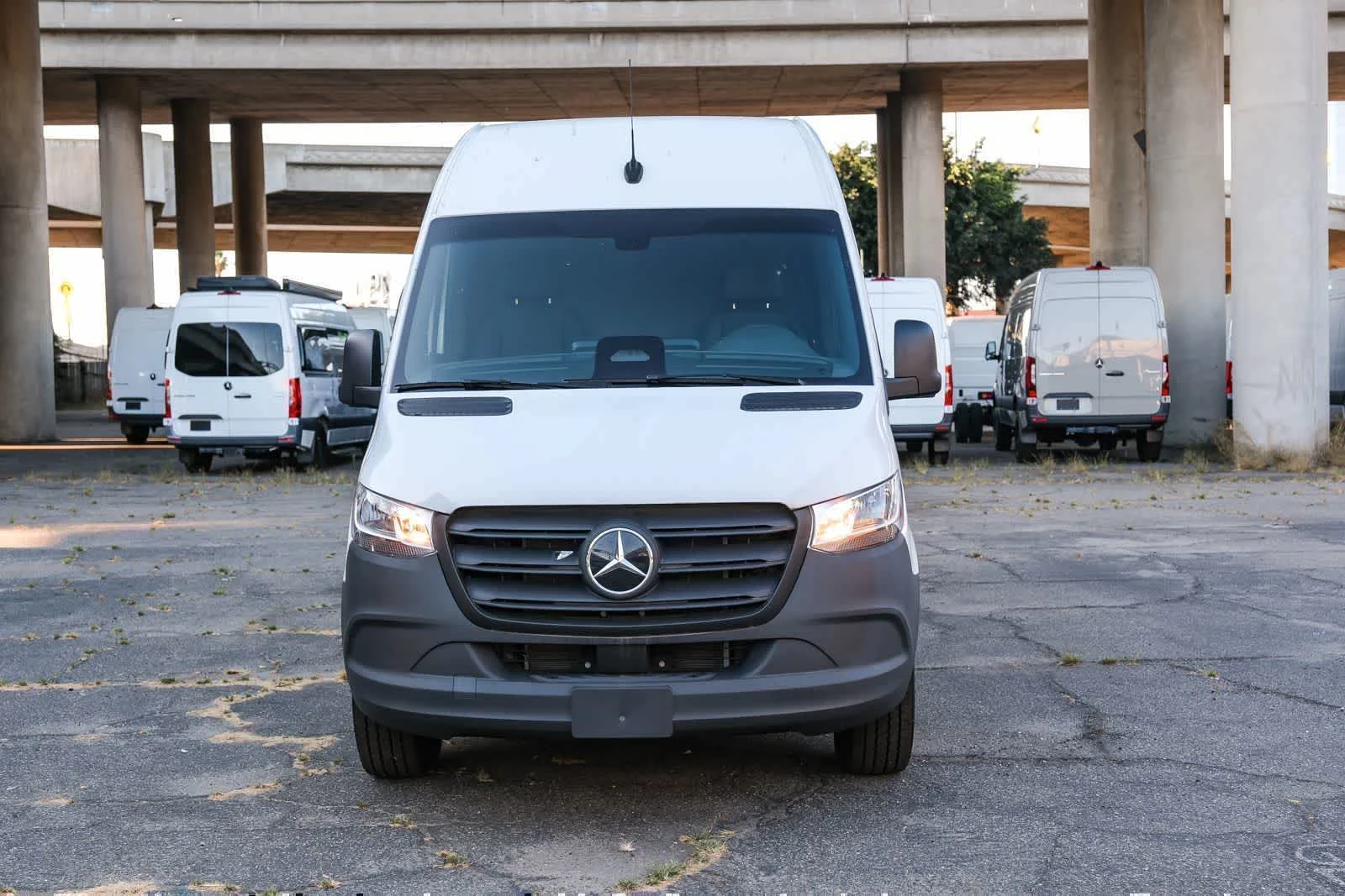 New 2025 Arctic+White Mercedes-Benz Cargo 170WB High Roof 113kw Battery RWD SO Motor image 2