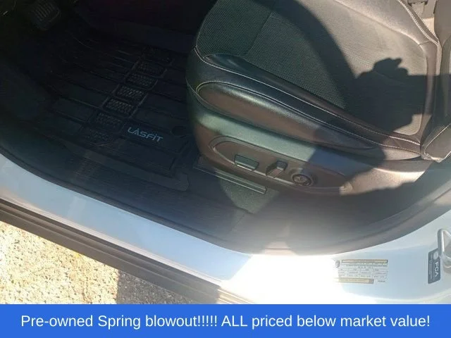 Used 2023 White Jeep Altitude image 5