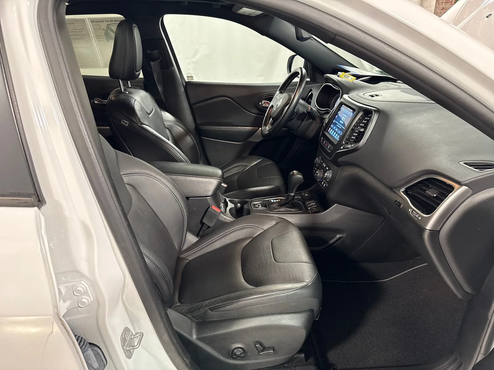 Used 2021 Bright White Clearcoat Jeep Latitude Lux image 24