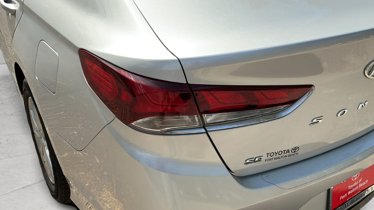 Used 2018 Silver Hyundai SE image 25