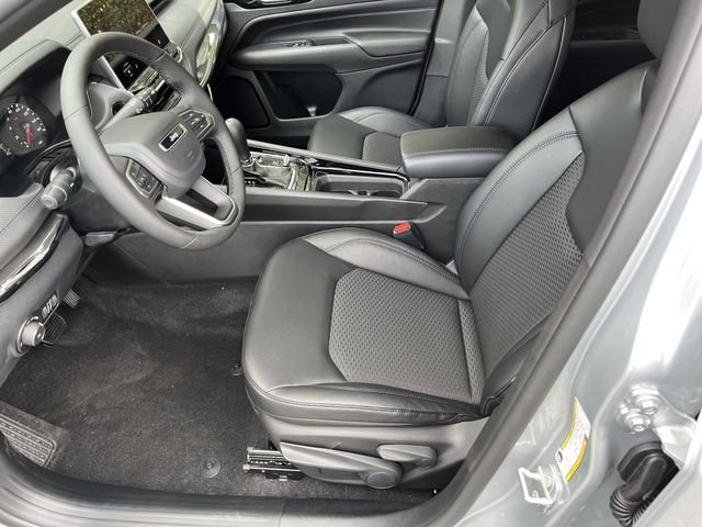 New 2026 Silver Zynith Metallic Clear-Coat Exterior Paint Jeep Latitude Altitude image 12