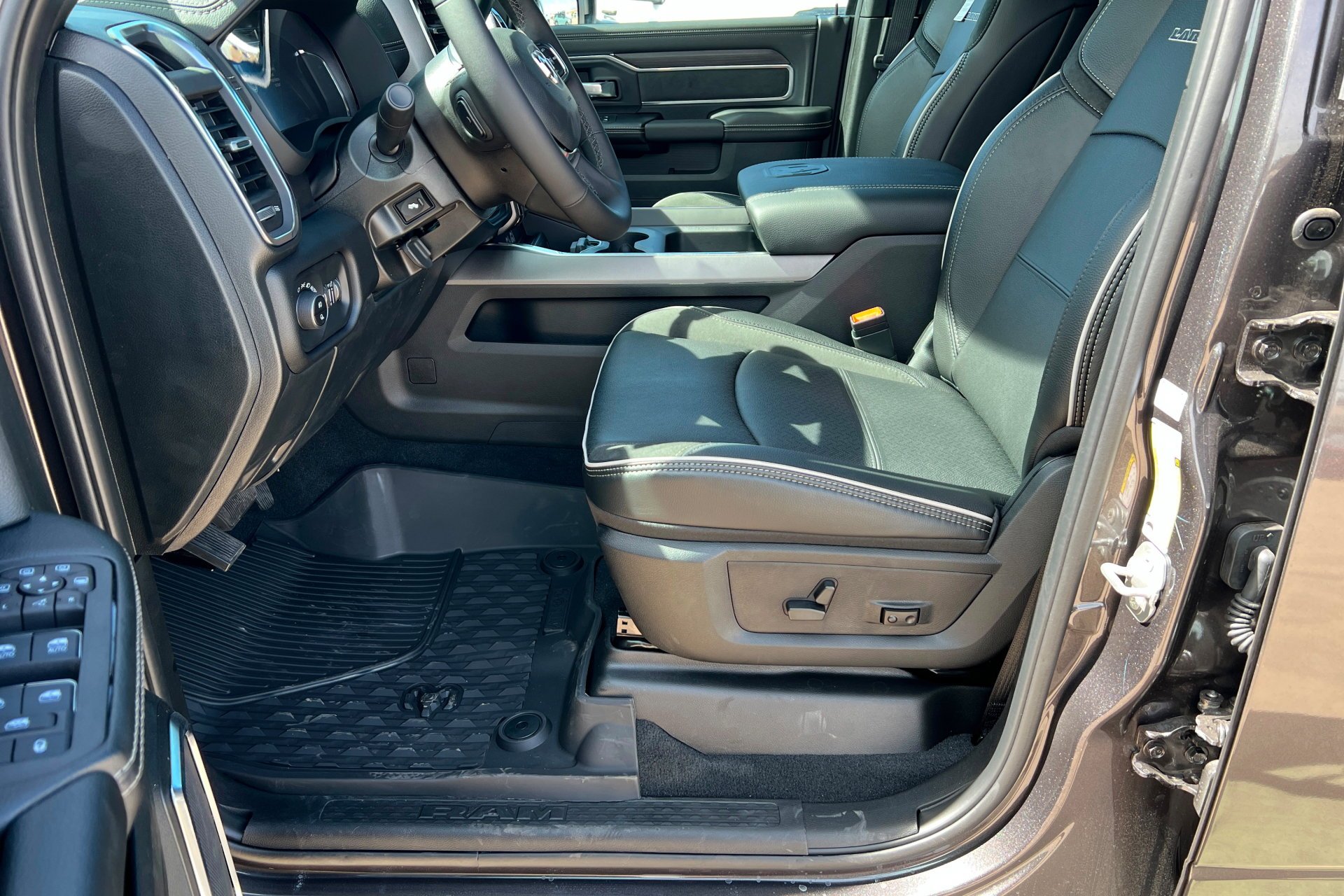 New 2026 Granite Crystal Metallic Clear-Coat Exterior Paint RAM Laramie image 18