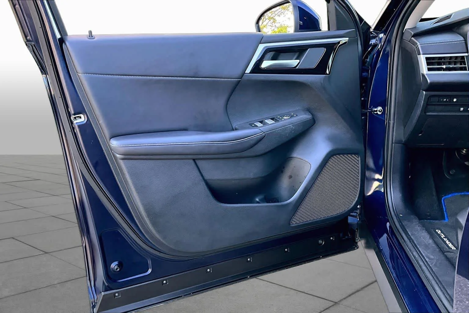 Used 2025 Cosmic Blue Metallic Mitsubishi SE image 22