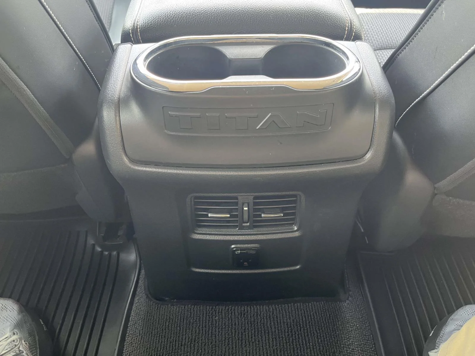 Used 2018 Magnetic Black Nissan 4x4 Crew Cab PRO-4X image 24