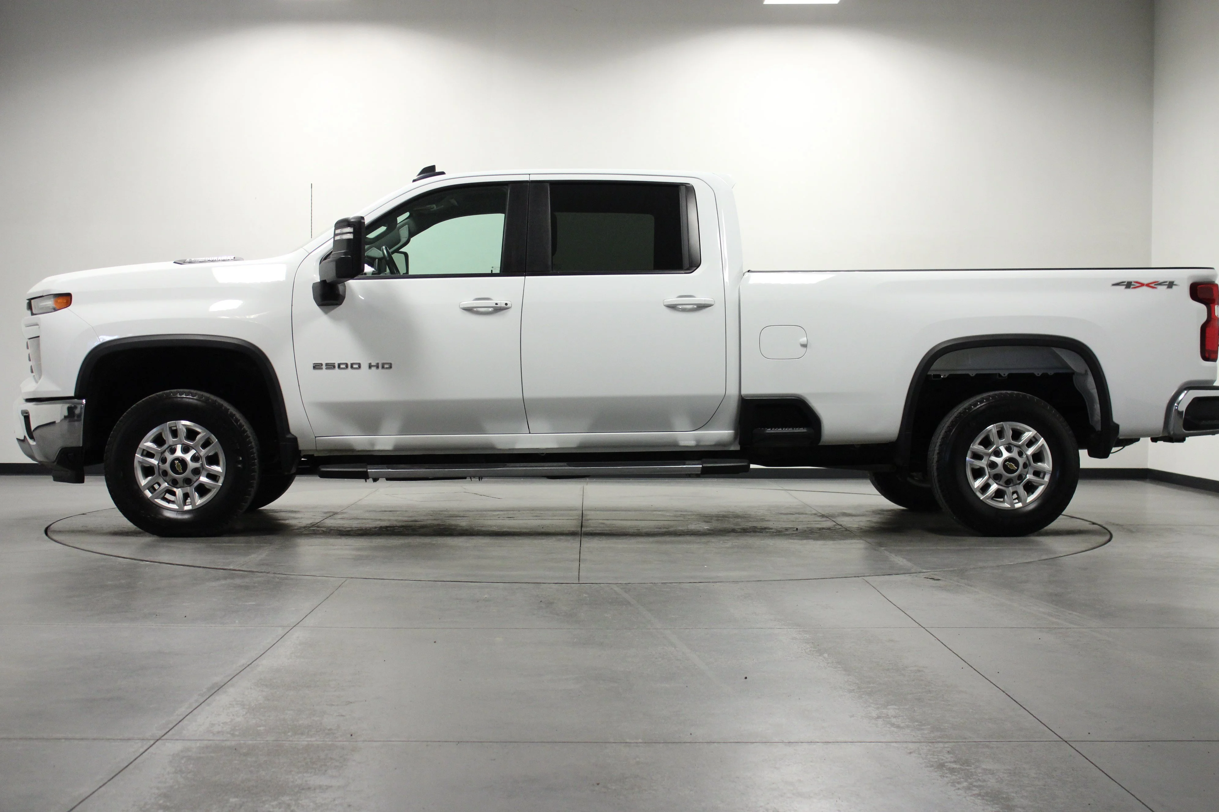 Used 2025 Summit White Chevrolet LT image 7
