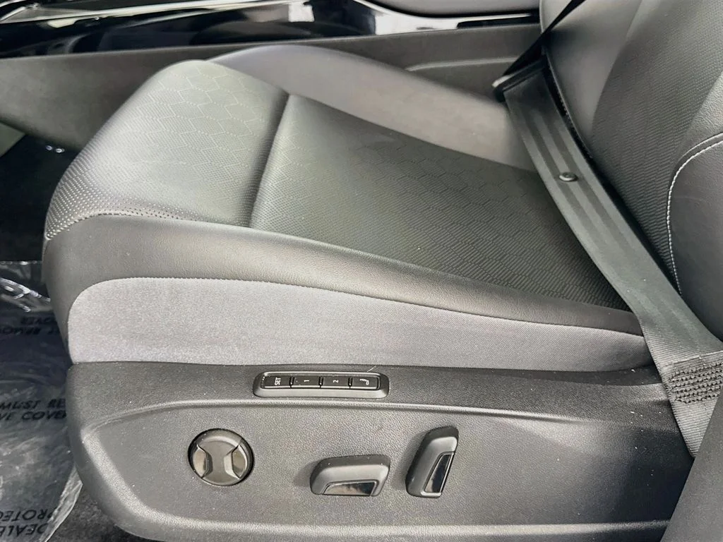 Used 2023 White Volkswagen Pro S image 19