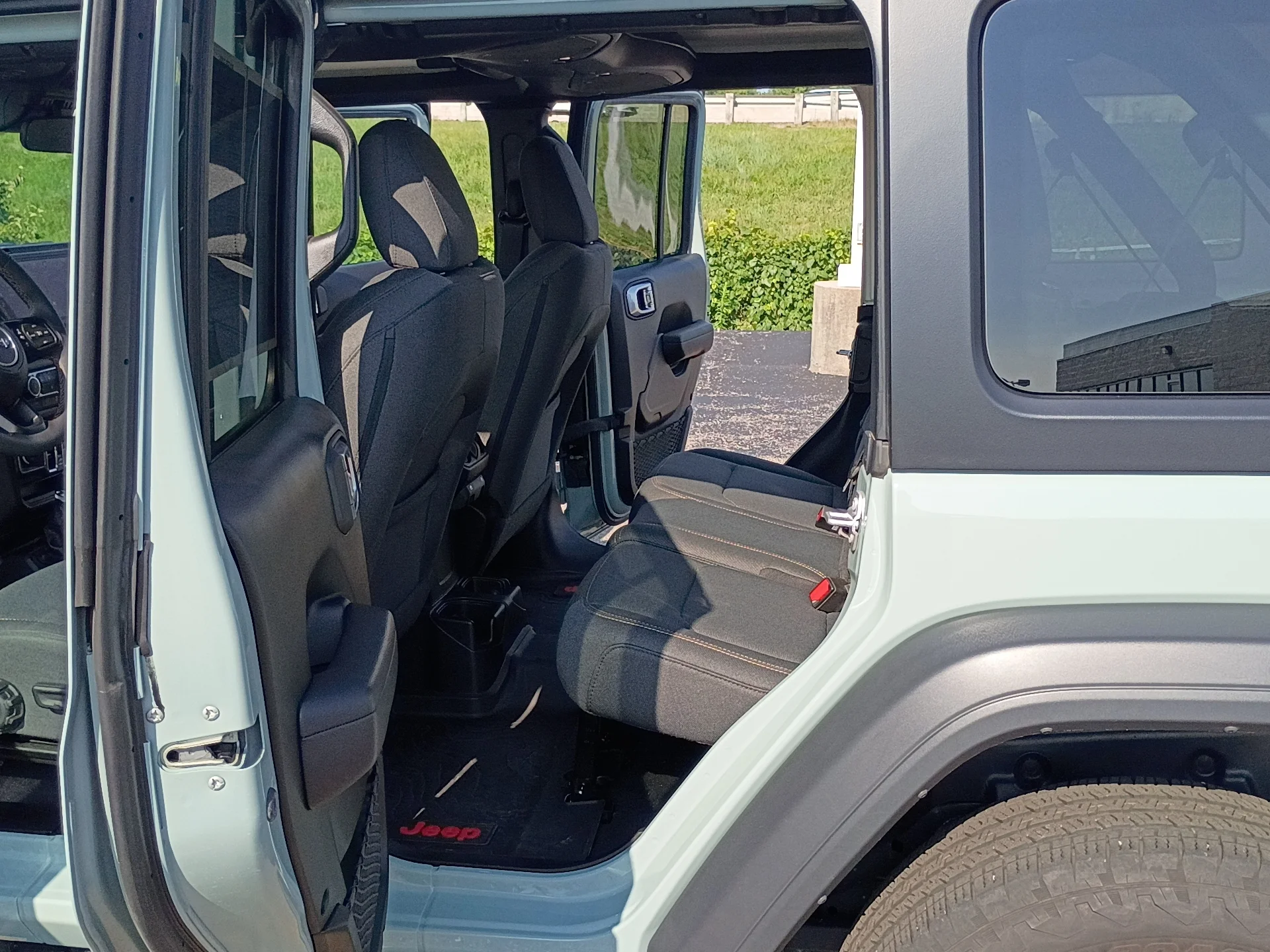 Used 2024 Earl Clear Coat Jeep Sport S image 13