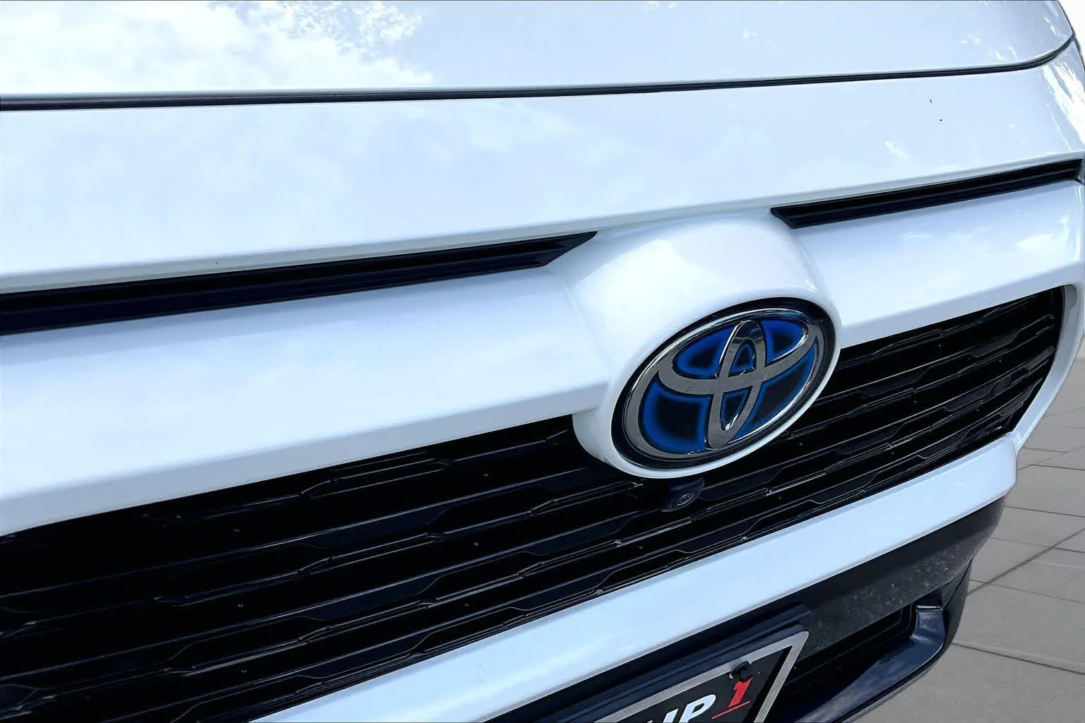 Certified Used 2022 Blizzard Pearl/Midnight Black Metallic Toyota Hybrid XSE image 29