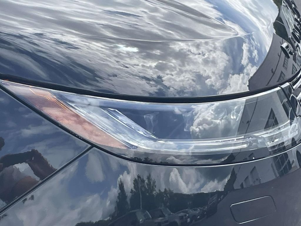 New 2026 Santorini Black Land Rover Dynamic SE image 4