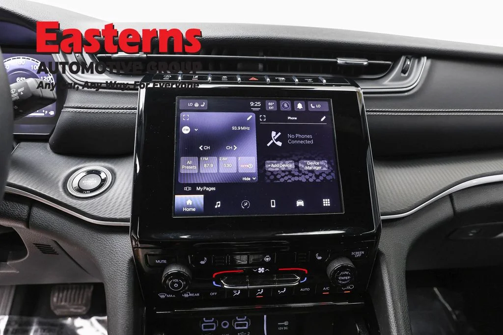 Used 2023 White Jeep Altitude image 12