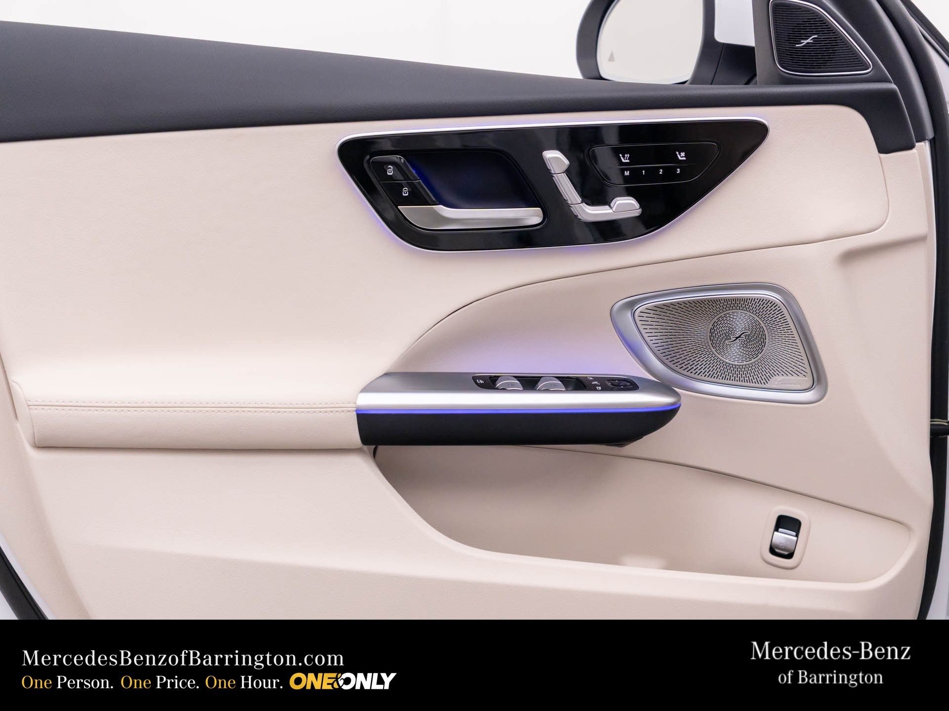 New 2026 MANUFAKTUR Moonlight White Metallic Mercedes-Benz C 300 image 15