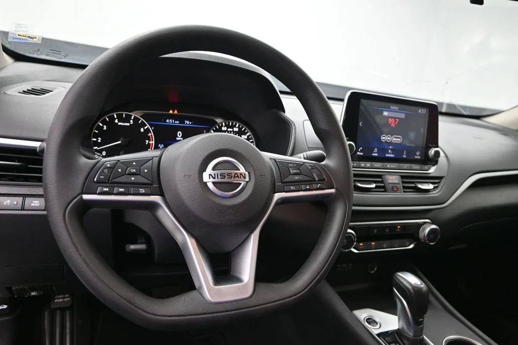 Used 2022 Silver Nissan 2.5 SV image 20