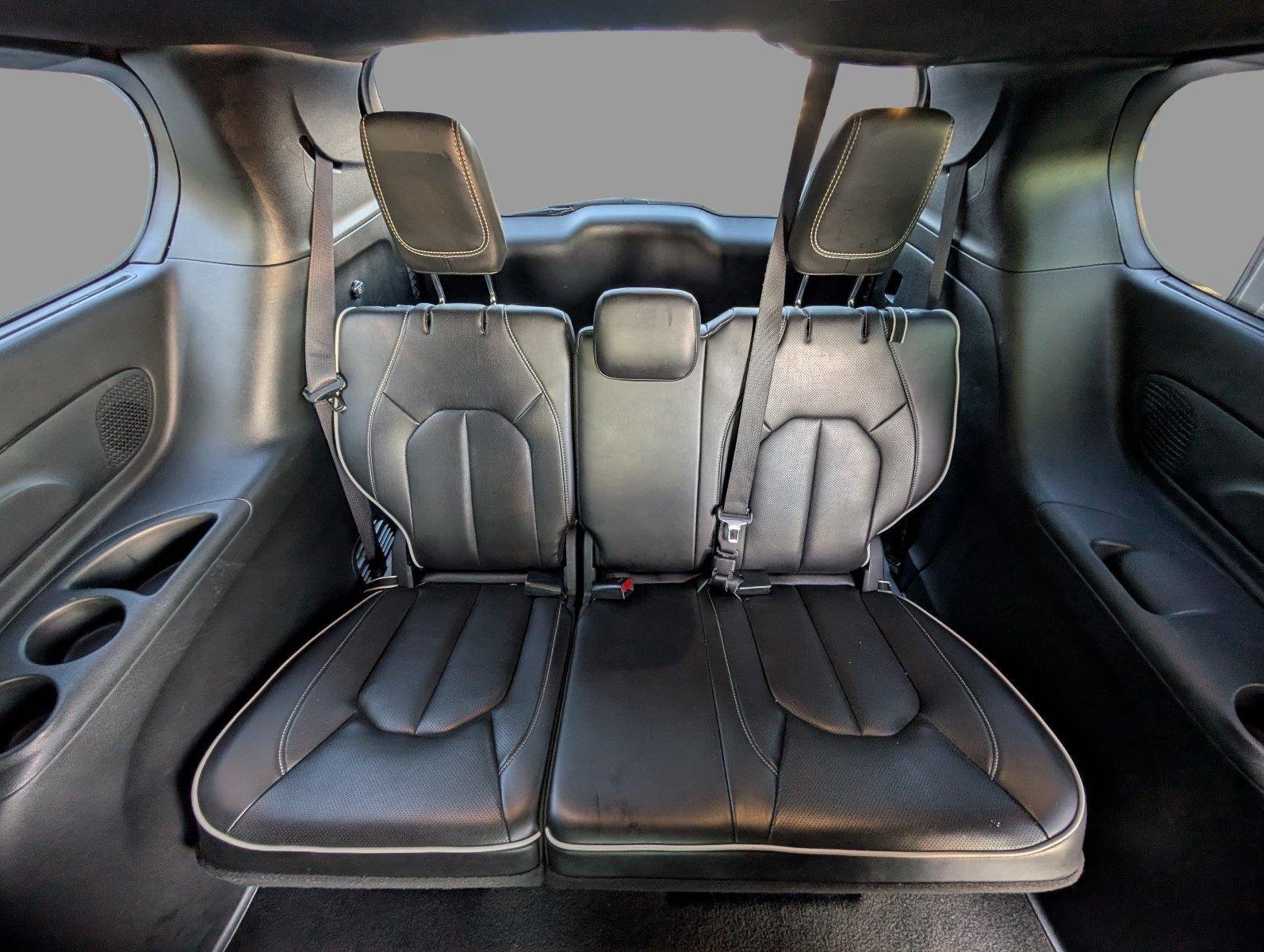 Used 2025 Ceramic Gray Clearcoat Chrysler Limited image 34