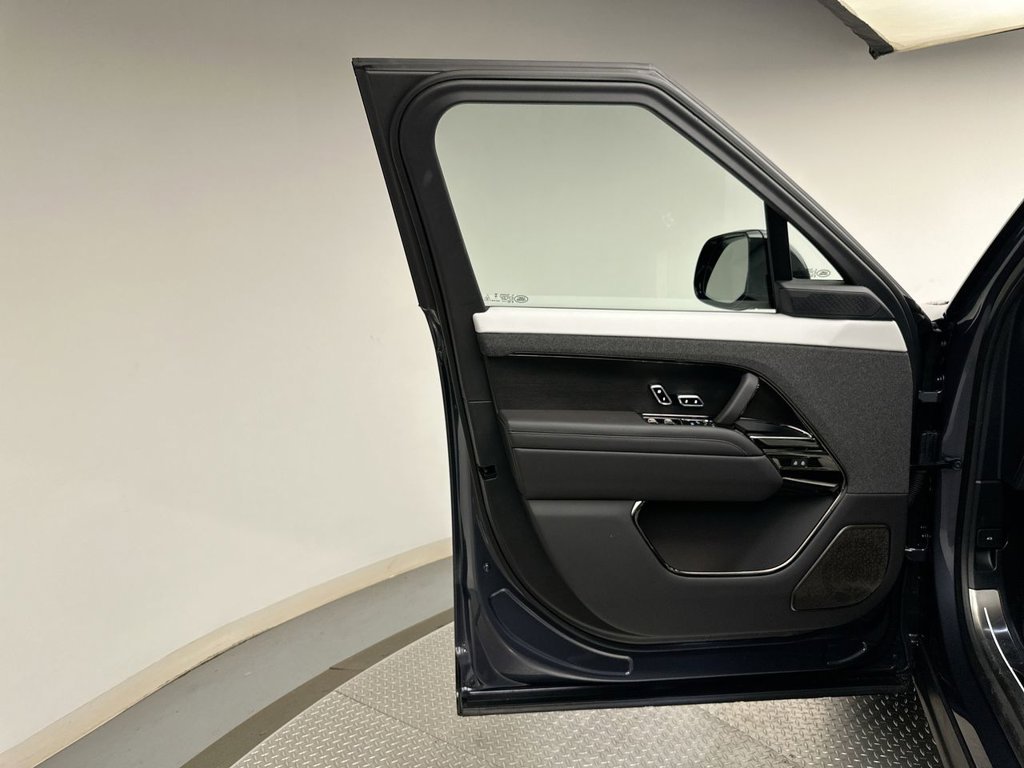 New 2026 Varesine Blue Metallic Land Rover Autobiography image 9
