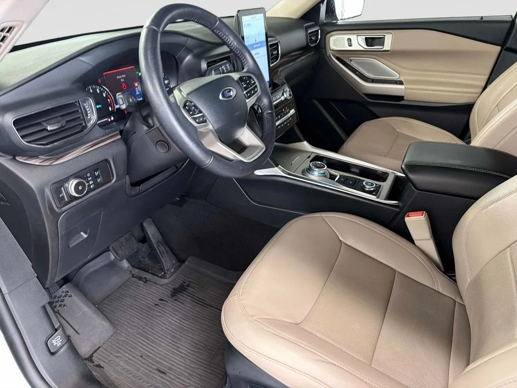 Used 2023 White Ford Limited image 22