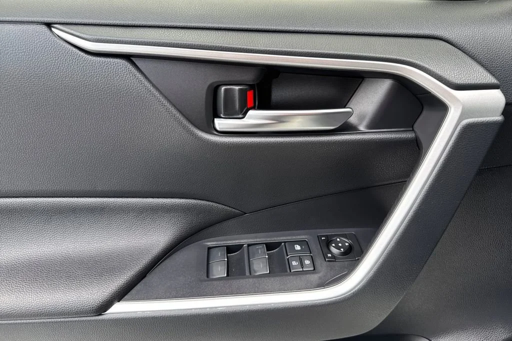 2025 Toyota RAV4 XLE - Photo 11