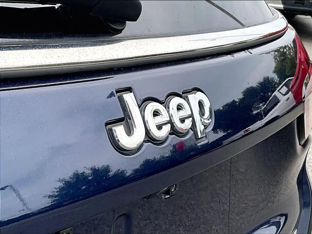 Used 2019 Blue Jeep Latitude image 9