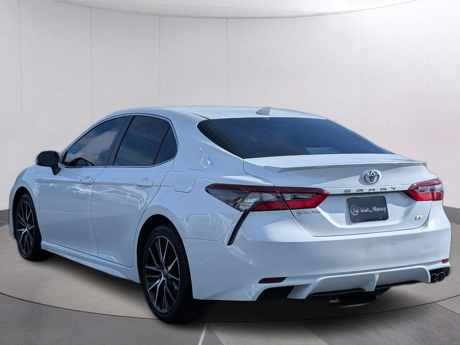Used 2023 Ice Cap Toyota SE image 3
