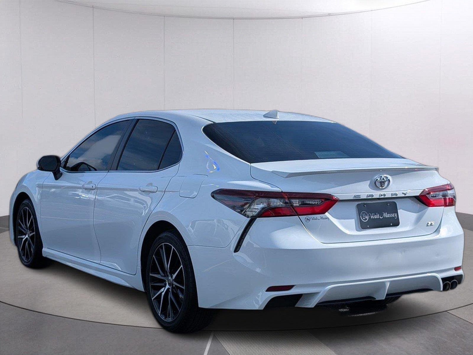 Used 2023 Ice Cap Toyota SE image 3