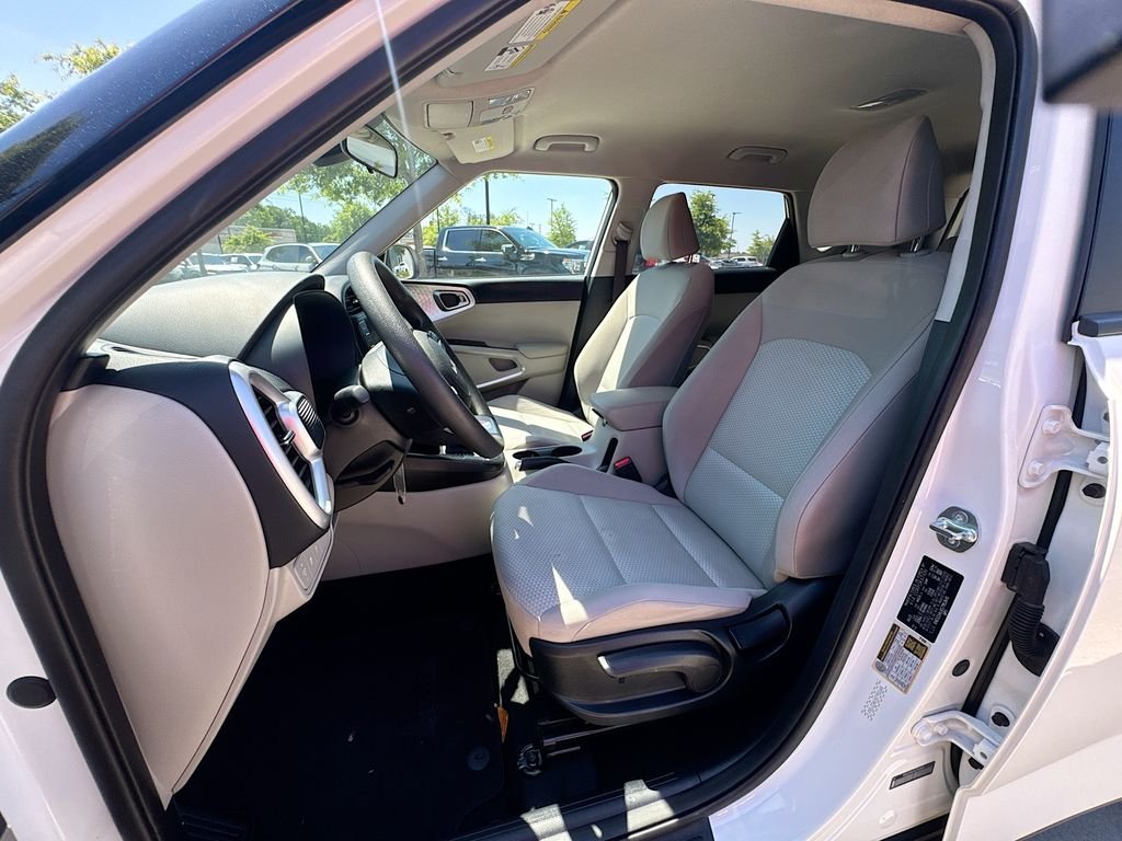 Used 2025 Snow White Pearl Kia LX image 18