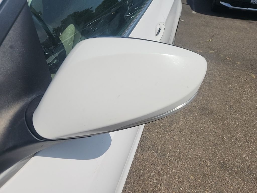Used 2013 White Hyundai Base image 7