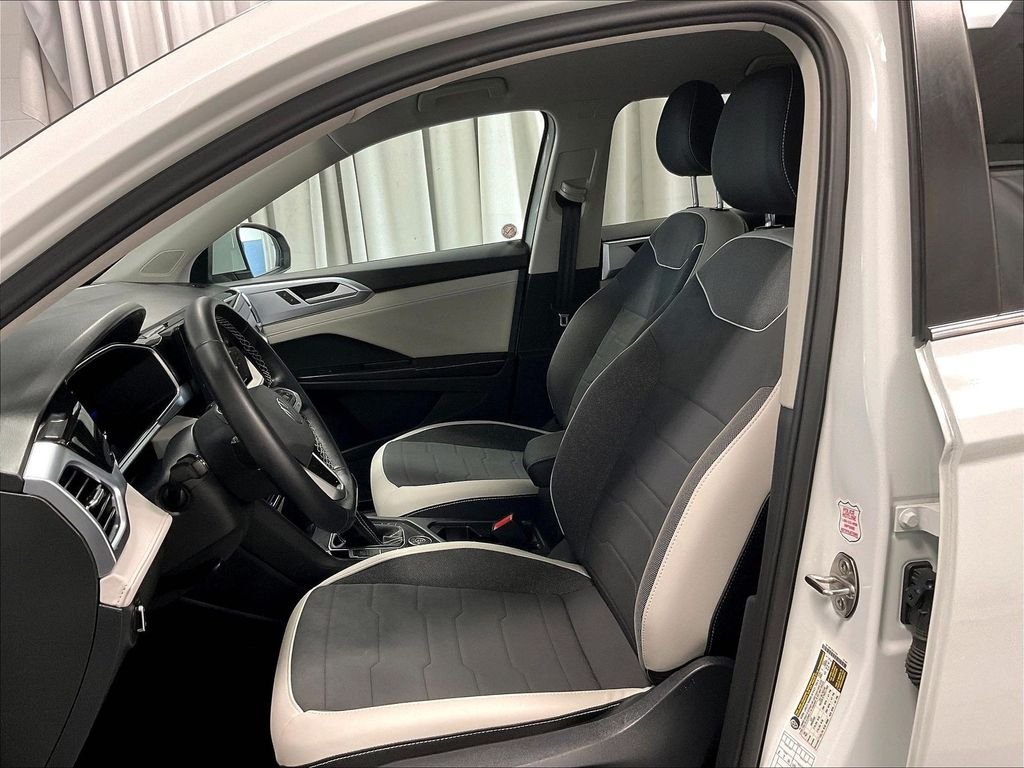 Certified Used 2025 White Volkswagen 1.5T SE image 10