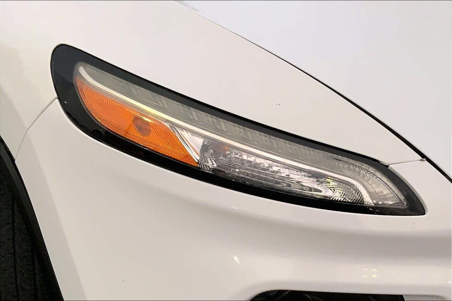 Used 2014 Bright White Clearcoat Jeep Sport image 26