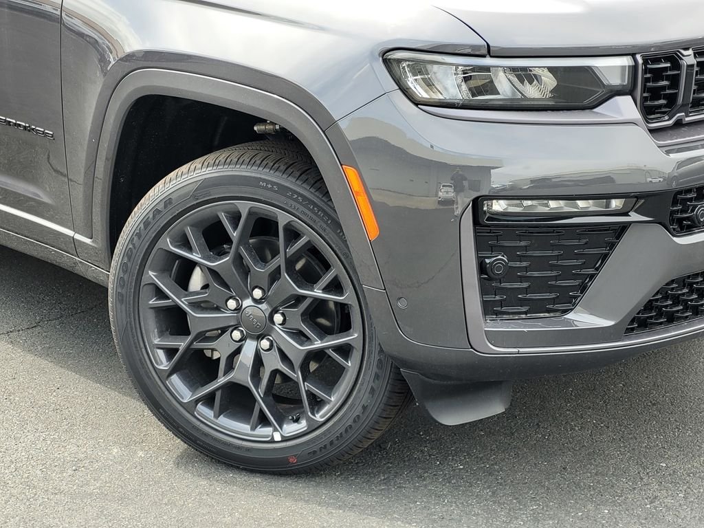 New 2026 Gray Jeep Summit image 5