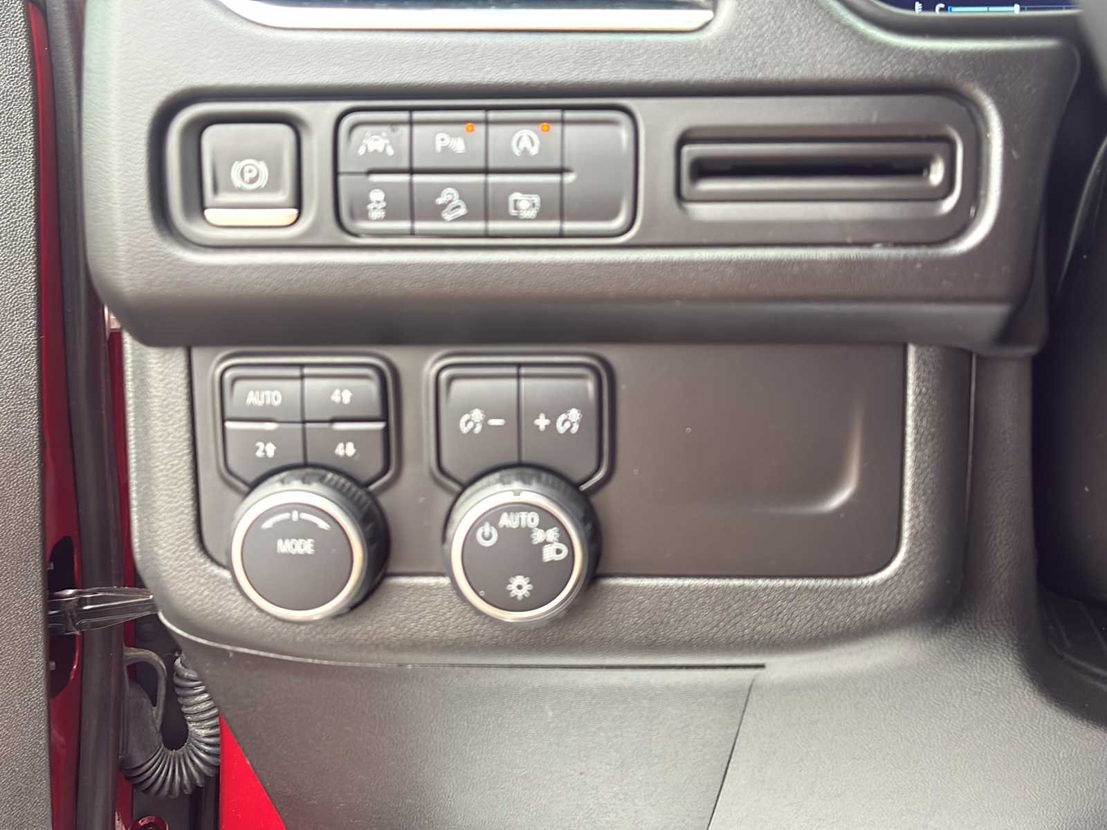 2024 Chevrolet Suburban Z71 - Photo 10