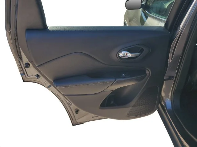 Used 2017 Granite Crystal Jeep Latitude image 28