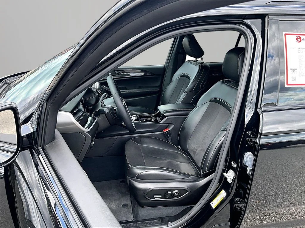 Used 2023 Black Jeep Altitude X image 26