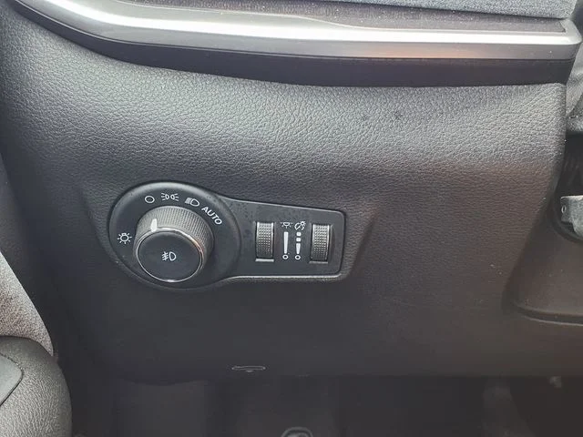 Used 2025 Silver Jeep Latitude image 40