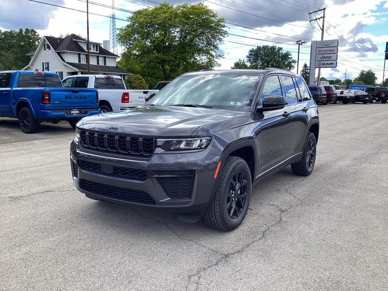 New 2026 Baltic Gray Metallic Clear-Coat Exterior Paint Jeep Laredo Altitude image 3